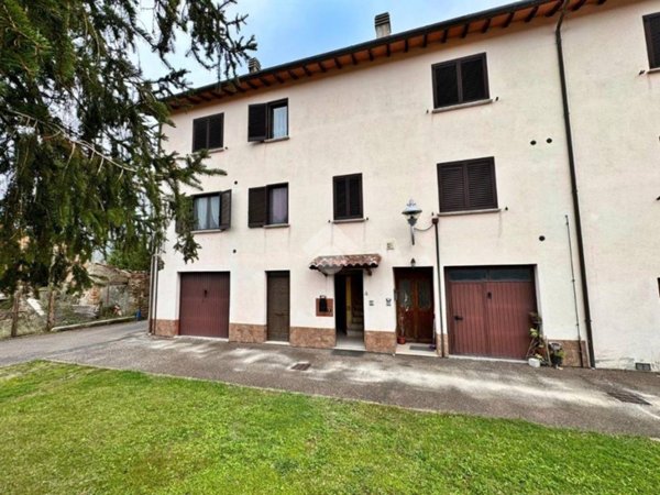 casa indipendente in vendita a Gualdo Tadino in zona Rasina