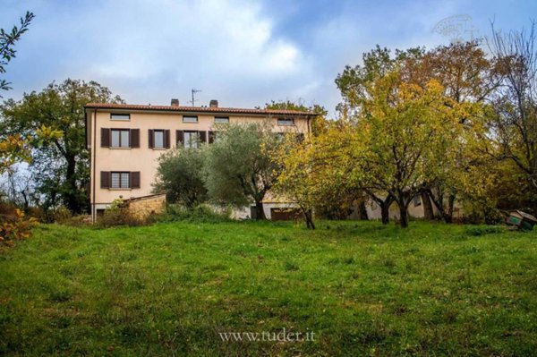 casa indipendente in vendita a Gualdo Tadino in zona Casale