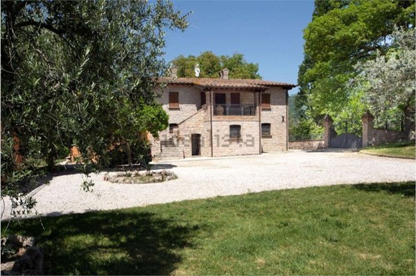 casa indipendente in vendita a Gualdo Tadino in zona Casale