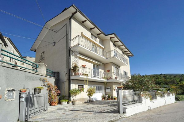 casa indipendente in vendita a Gualdo Tadino in zona Palazzo Mancinelli