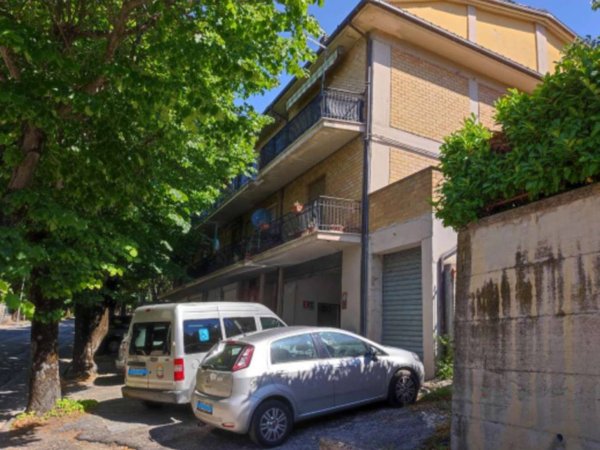 locale commerciale in vendita a Gualdo Tadino