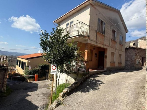 casa indipendente in vendita a Gualdo Tadino in zona Palazzo Mancinelli