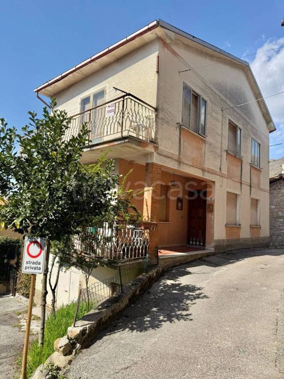 casa indipendente in vendita a Gualdo Tadino in zona Palazzo Mancinelli