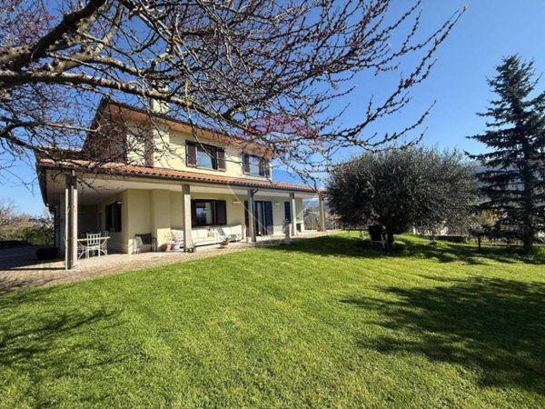 casa indipendente in vendita a Gualdo Tadino in zona San Pellegrino