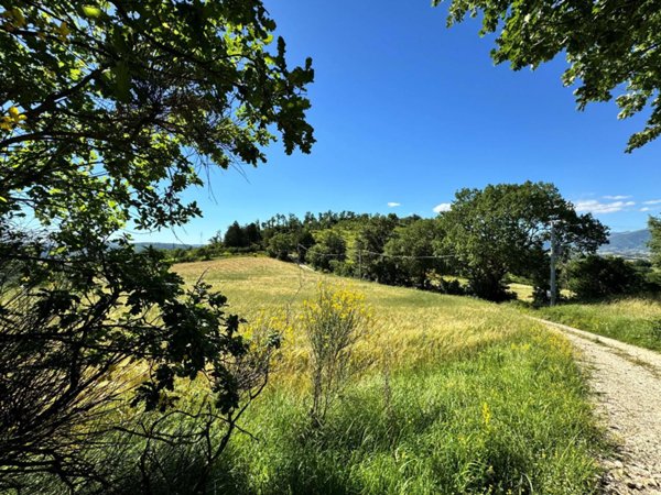 terreno agricolo in vendita a Gualdo Tadino in zona Caprara