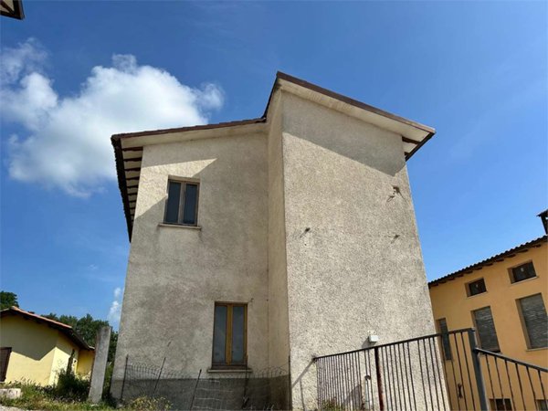 casa indipendente in vendita a Gualdo Tadino in zona Piagge