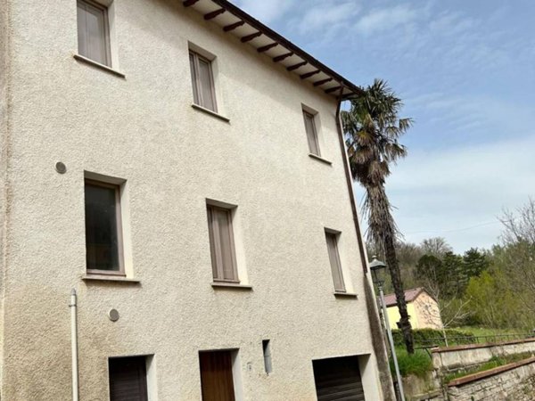 casa indipendente in vendita a Gualdo Tadino in zona Piagge