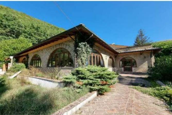 negozio in vendita a Gualdo Tadino in zona Boschetto