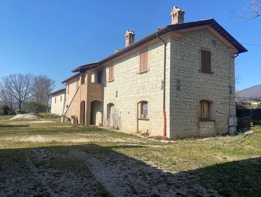 casa indipendente in vendita a Gualdo Tadino in zona Casale