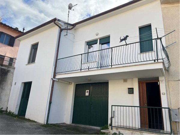 casa indipendente in vendita a Gualdo Tadino in zona Petroia