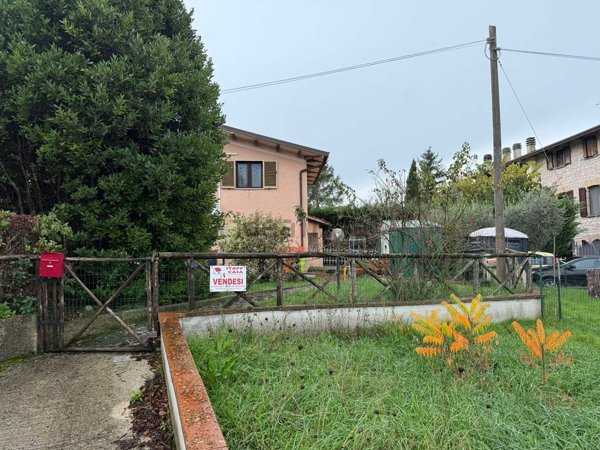 casa indipendente in vendita a Gualdo Tadino in zona Nasciano