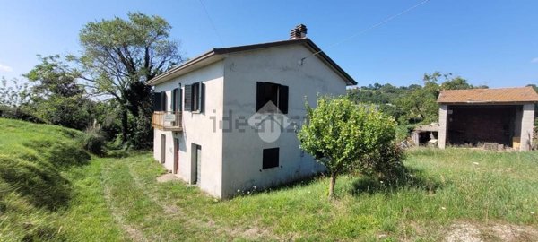 casa indipendente in vendita a Gualdo Tadino in zona Pieve di Compresseto