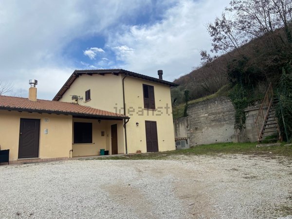casa indipendente in vendita a Gualdo Tadino in zona Petroia