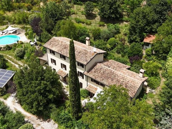 casa indipendente in vendita a Gualdo Tadino in zona Casale