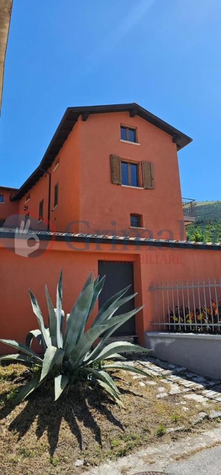 casa indipendente in vendita a Gualdo Tadino in zona Rigali