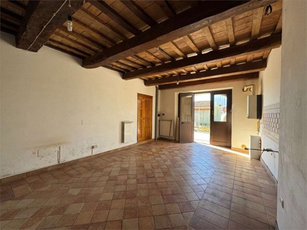 casa indipendente in vendita a Gualdo Tadino in zona Casale