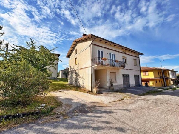 casa indipendente in vendita a Gualdo Tadino in zona Casale