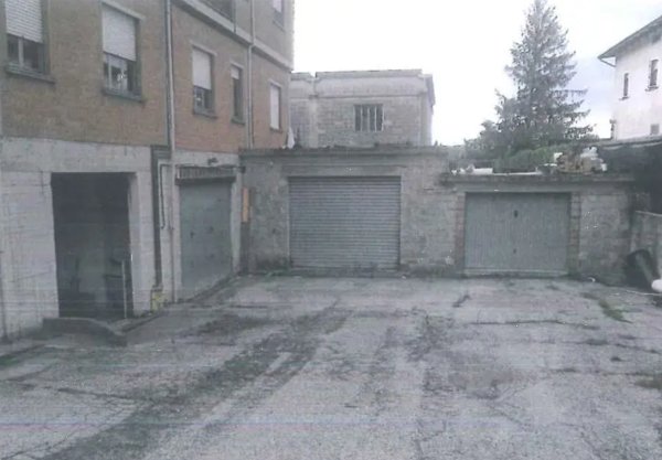 locale di sgombero in vendita a Gualdo Tadino