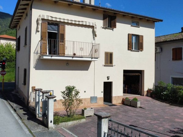 casa indipendente in vendita a Gualdo Tadino in zona Rigali