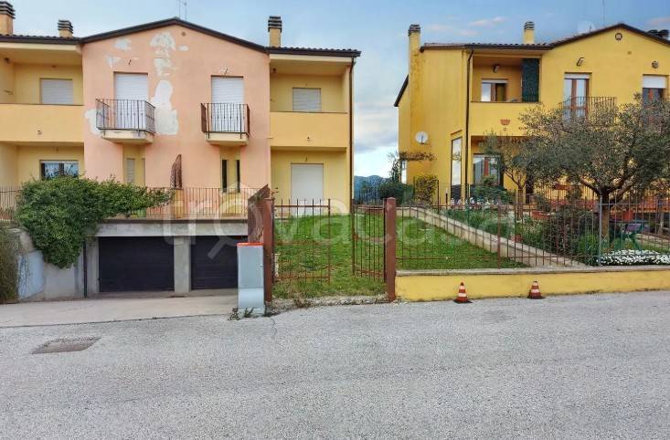 casa indipendente in vendita a Gualdo Tadino