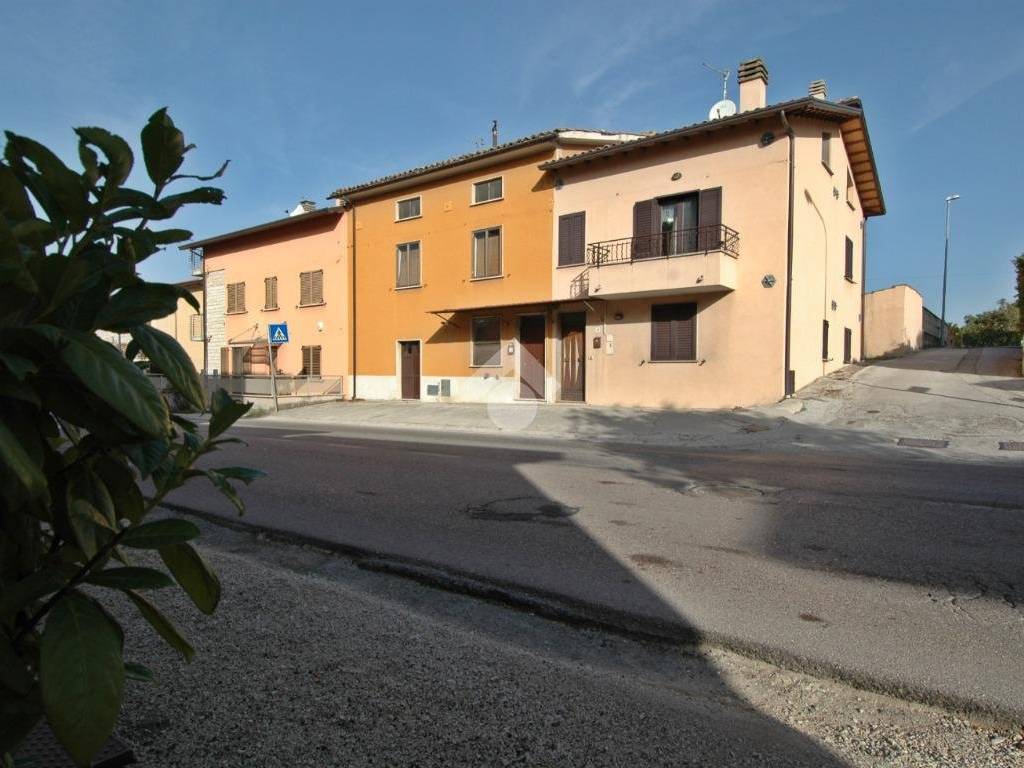casa indipendente in vendita a Gualdo Tadino in zona Palazzo Ceccoli