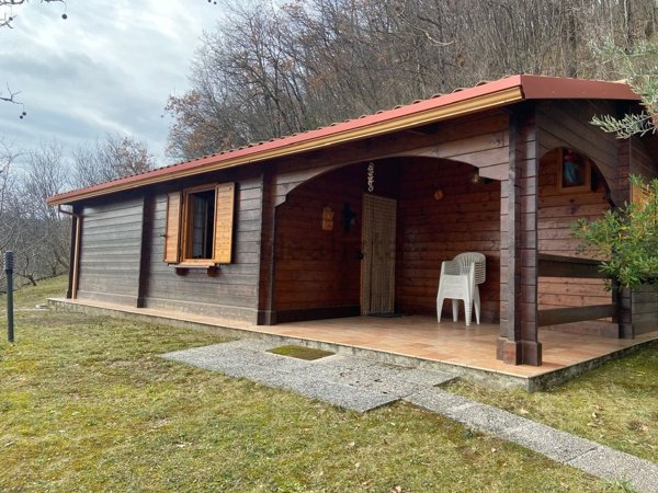 casa indipendente in vendita a Gualdo Tadino in zona Rasina