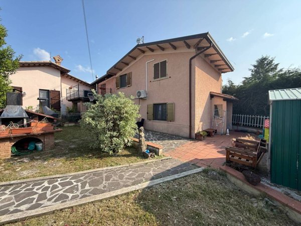 casa indipendente in vendita a Gualdo Tadino in zona Nasciano