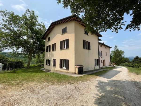 casa indipendente in vendita a Gualdo Tadino in zona Caprara