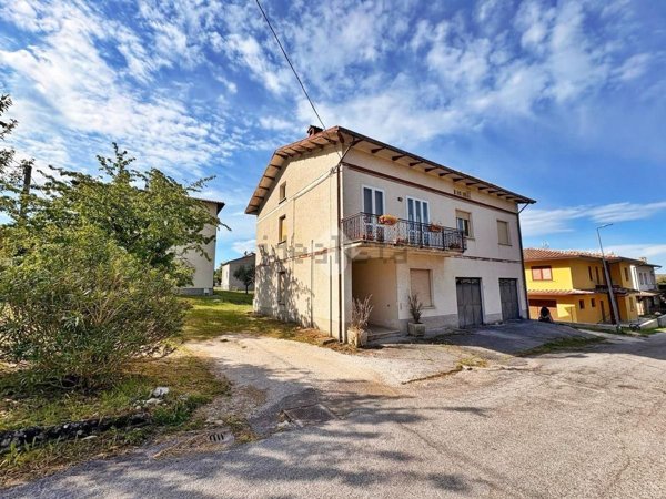 casa indipendente in vendita a Gualdo Tadino in zona Casale