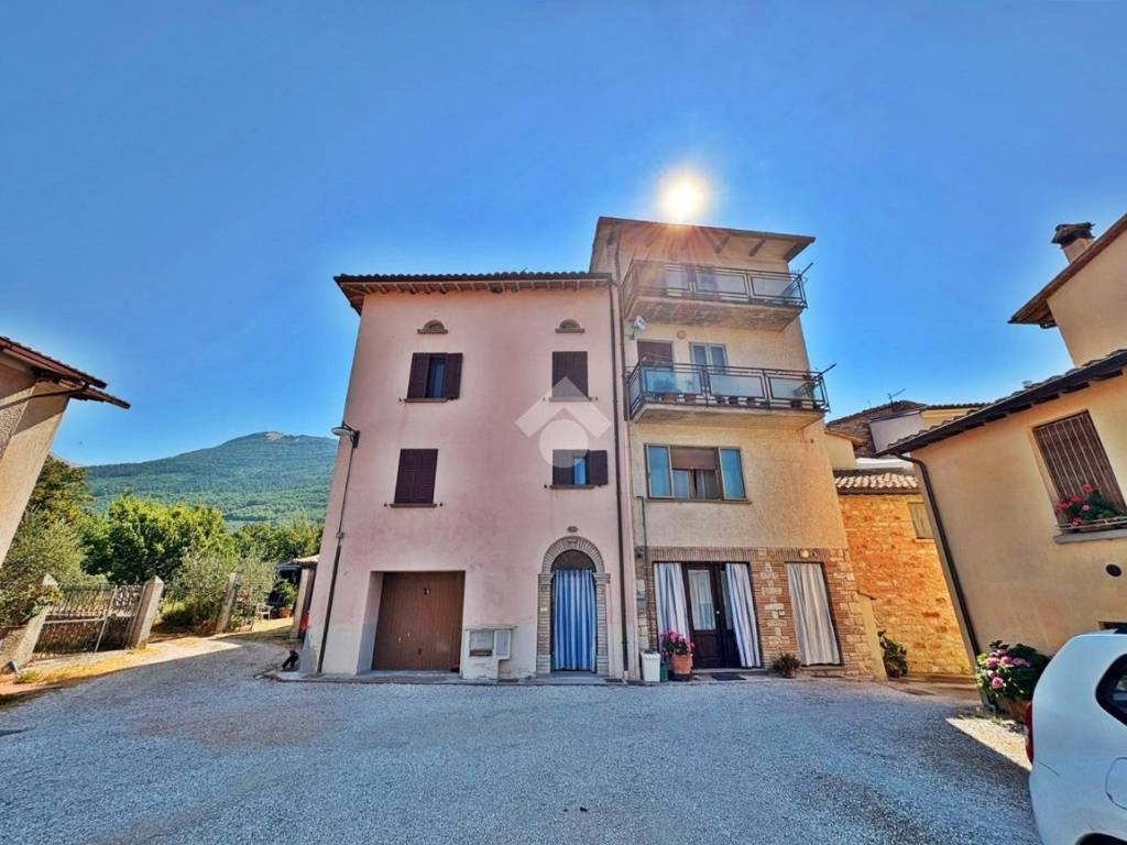casa indipendente in vendita a Gualdo Tadino in zona Rigali