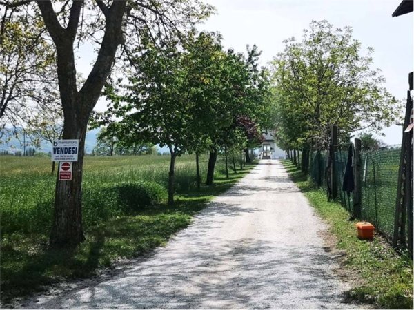 casa indipendente in vendita a Gualdo Tadino in zona Cerqueto