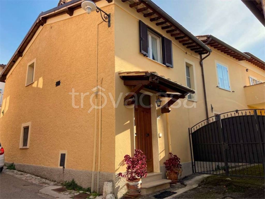 casa indipendente in vendita a Gualdo Tadino in zona Rigali