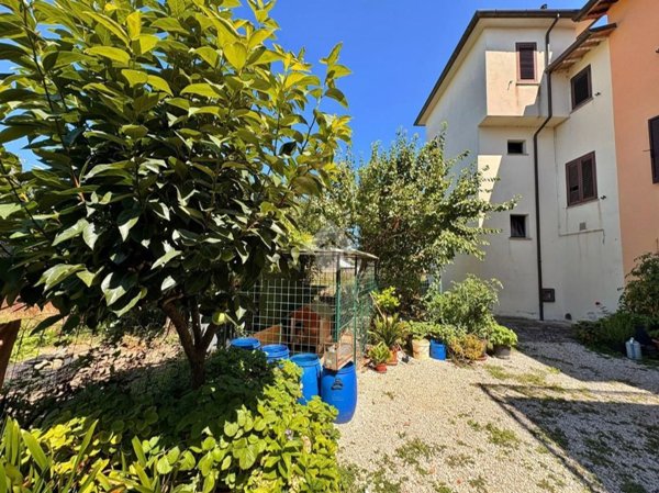 casa indipendente in vendita a Gualdo Tadino in zona Palazzo Ceccoli
