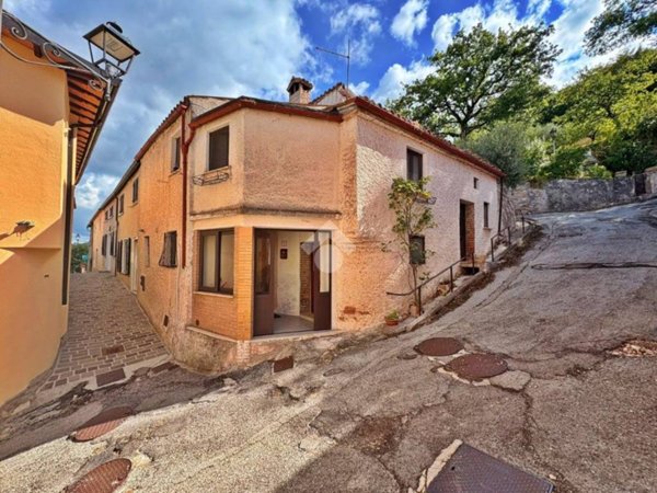 casa indipendente in vendita a Gualdo Tadino in zona Roveto