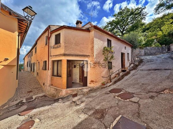 casa indipendente in vendita a Gualdo Tadino in zona Roveto