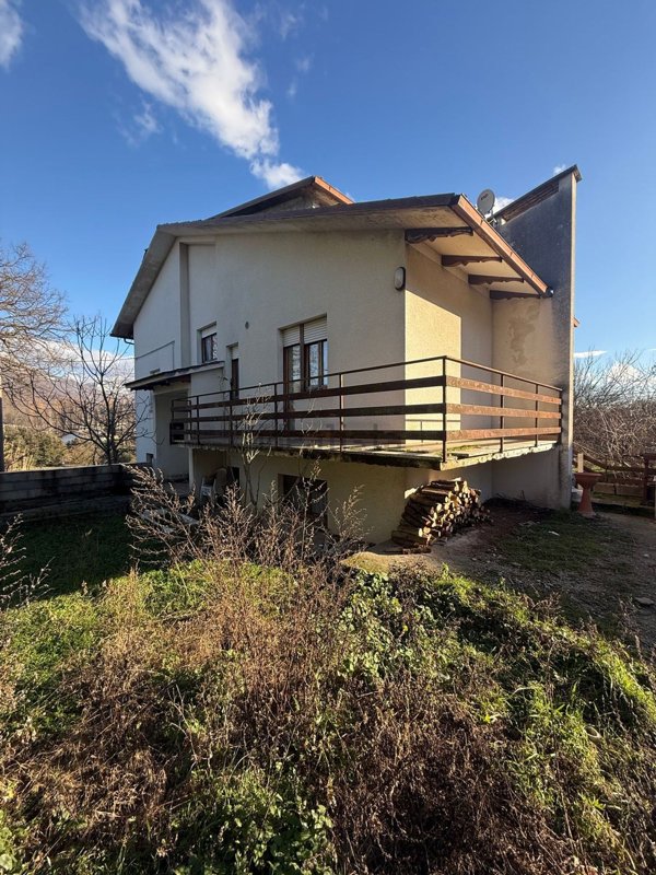casa indipendente in vendita a Gualdo Tadino in zona San Pellegrino