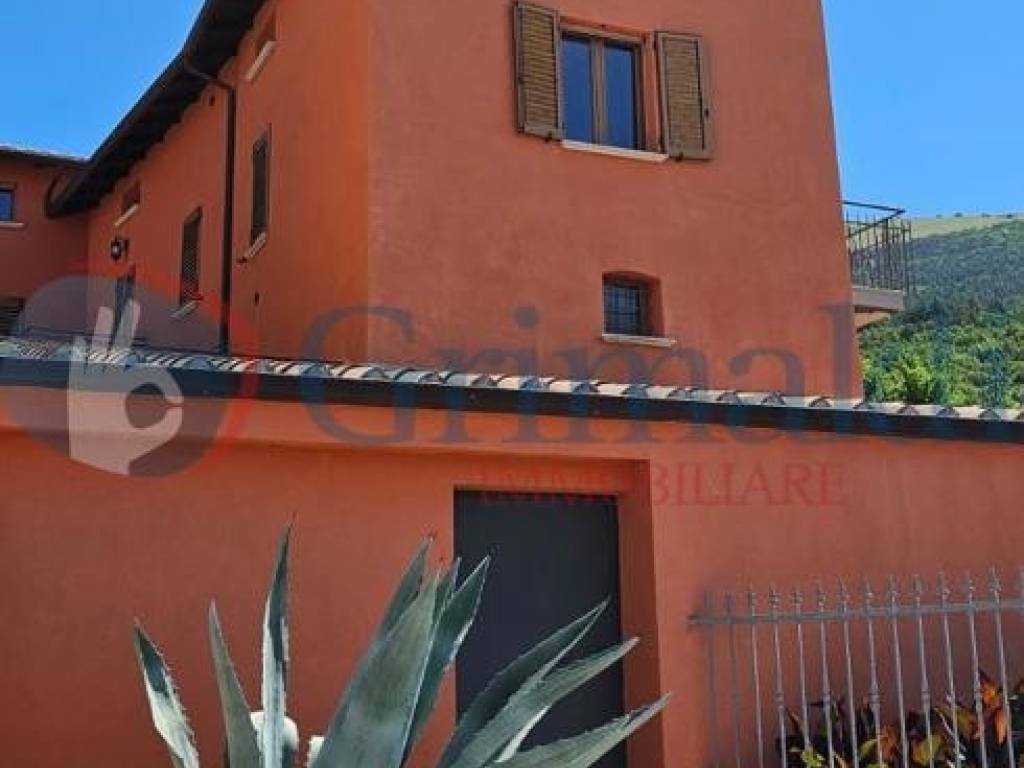 casa indipendente in vendita a Gualdo Tadino in zona Rigali