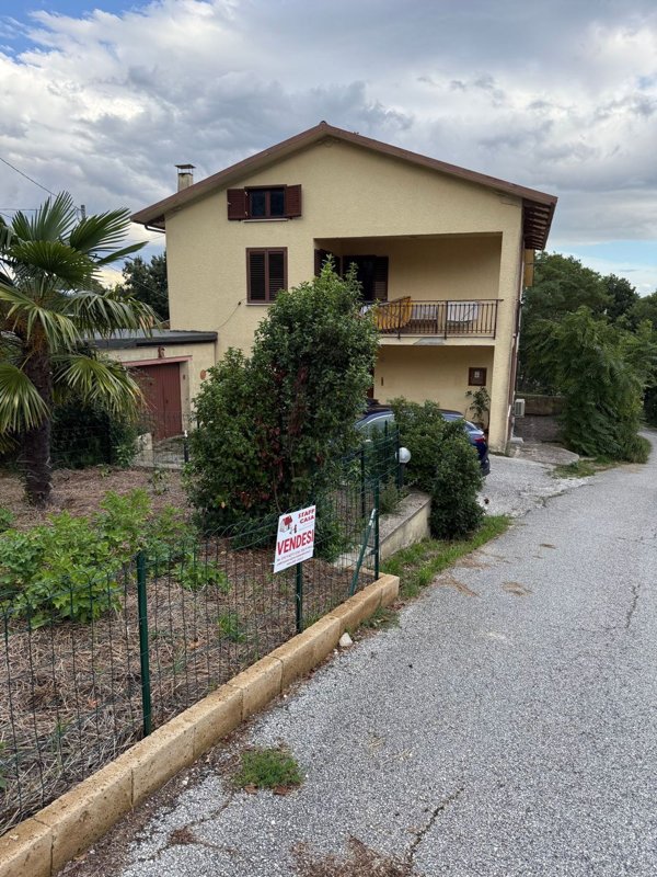 casa indipendente in vendita a Gualdo Tadino in zona Morano Osteria