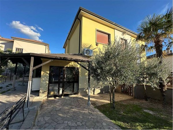 casa indipendente in vendita a Gualdo Tadino