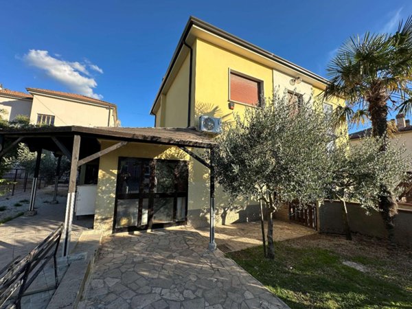 casa indipendente in vendita a Gualdo Tadino