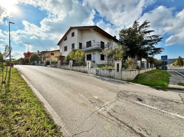 casa indipendente in vendita a Gualdo Tadino in zona Cerqueto