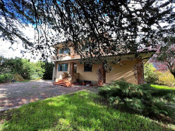 casa indipendente in vendita a Gualdo Tadino in zona Rasina