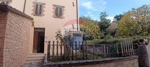 casa indipendente in vendita a Gualdo Tadino in zona Roveto