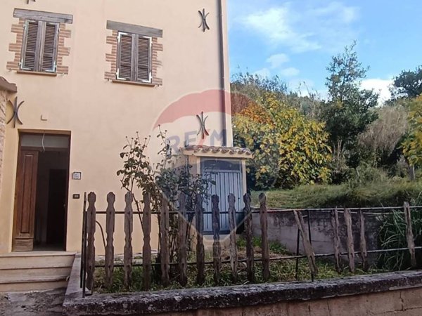 casa indipendente in vendita a Gualdo Tadino in zona Roveto