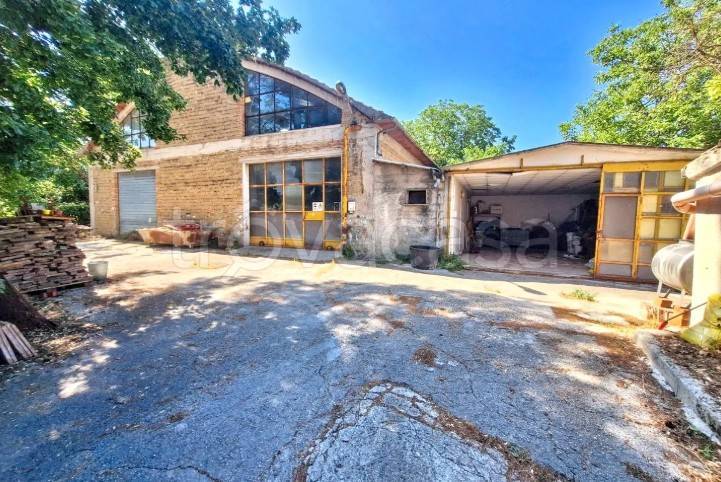 locale commerciale in vendita a Gualdo Tadino in zona Cerqueto