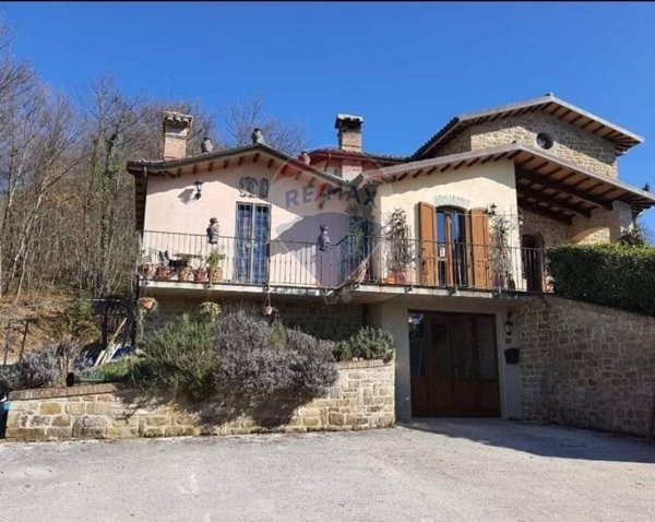 casa indipendente in vendita a Gualdo Tadino in zona Caprara