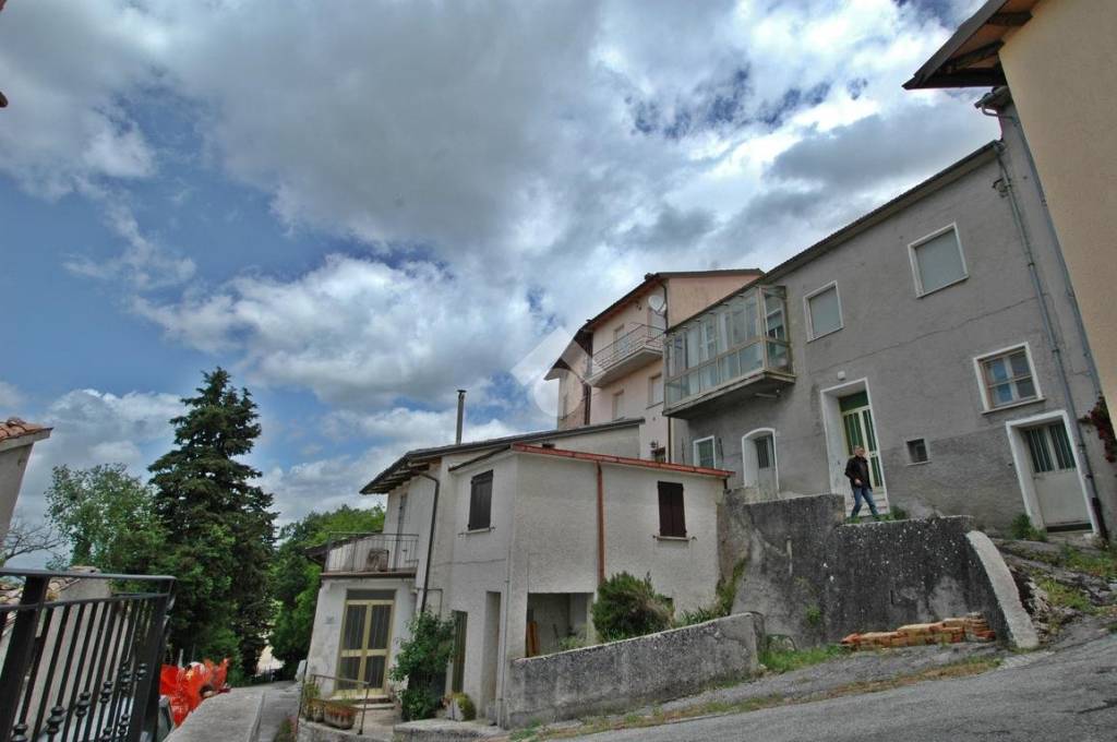 casa indipendente in vendita a Gualdo Tadino in zona Roveto