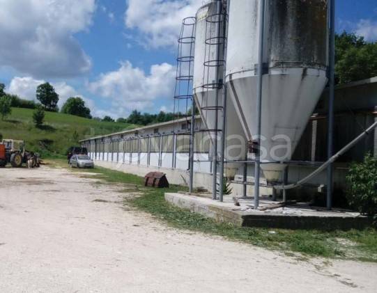 locale commerciale in vendita a Gualdo Tadino