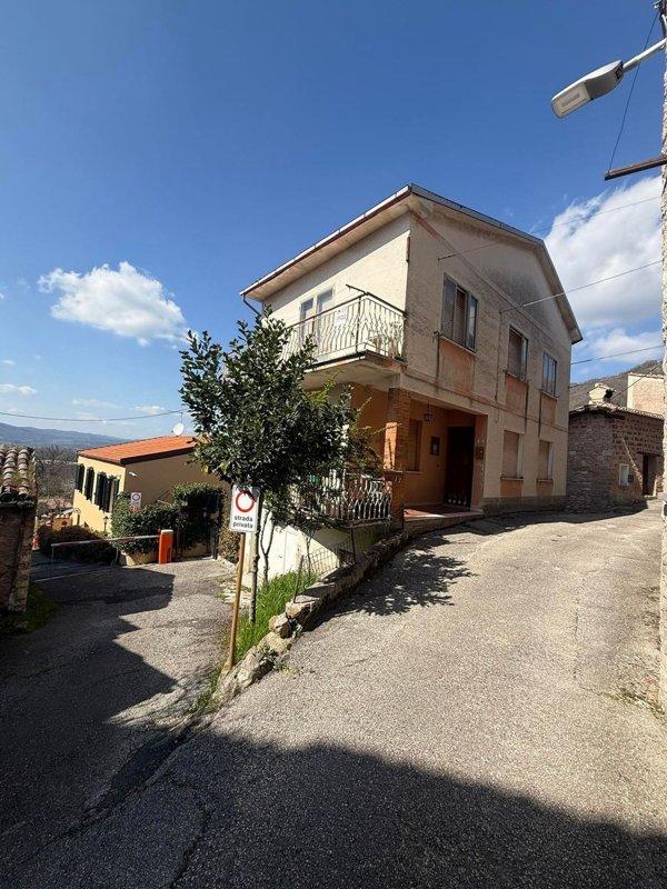 casa indipendente in vendita a Gualdo Tadino in zona Palazzo Mancinelli