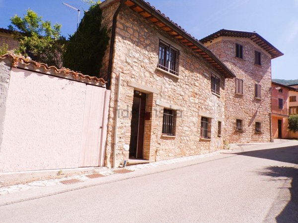 casa indipendente in vendita a Gualdo Tadino in zona Rigali